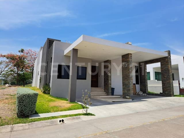 Residencia en 1ra etapa, de una Planta con vista a Campo de Golf en Altozano.