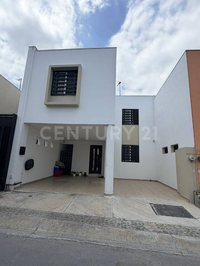 CASA EN RENTA EN COL. LAS LOMAS PRIV. DIAMANTE EN GARCIA NUEVO LEON