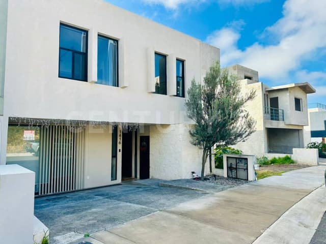 Casa moderna e iluminada con recámara en planta baja en Nuevo Refugio