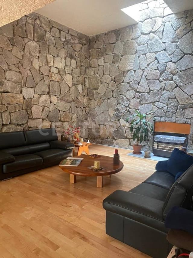 Casa con Jardín y Doble Altura en La Herradura – 565 m² de Terreno