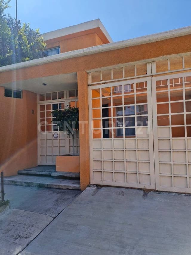 Casa de 2 Niveles en Venta con Jardín Frontal y Balcón en Izcalli Ecatepec