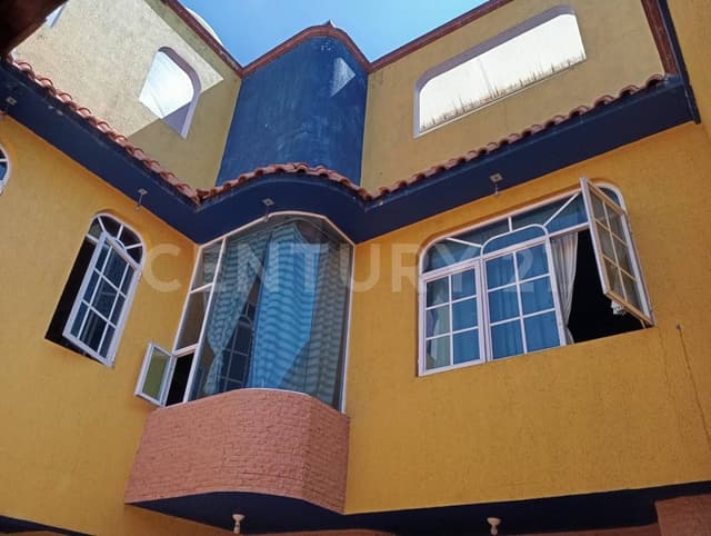 Casa residencial con alberca y vista panorámica en Lomas de Cristo, Texcoco.