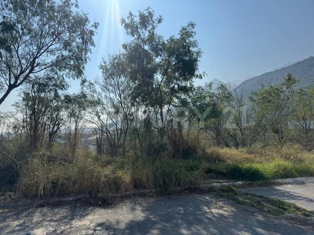 Terreno en Jardines de Valle Alto