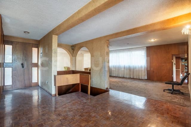 Se vende casa para remodelar, con cancha de squash, terraza, jardín, oficina