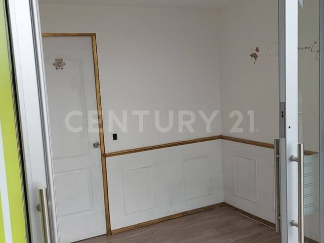 En renta locales en plaza comercial de Metepec