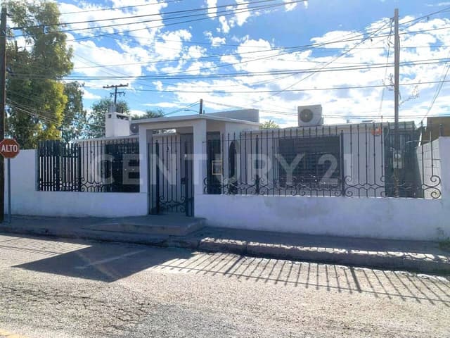 CASA AMPLIA EN VENTA EN FRACC RESIDENCIAS, CERCA DE GARITA, EN MEXICALI,B.C.