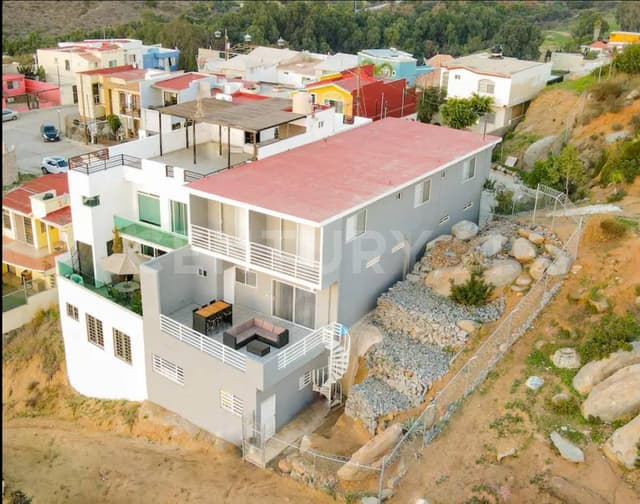 HERMOSA CASA EN VENTA CON VISTA AL PUERTO DE ENSENADA