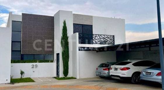 Hermosa Casa en venta en Coto Residencial al NorPoniente!