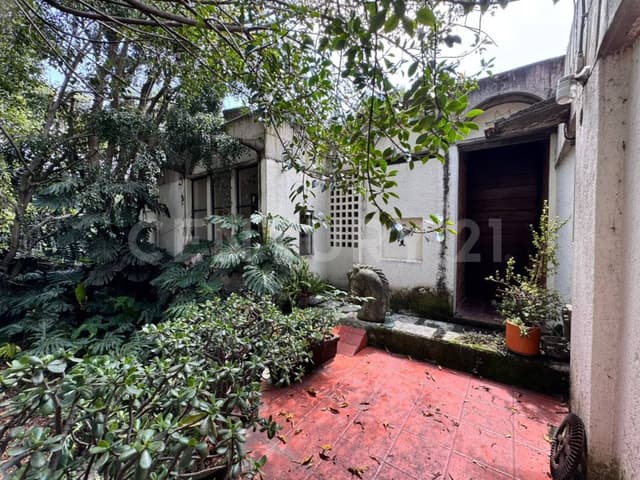 Terreno con casa para remodelar y amplio jardín en Jardines del Pedregal