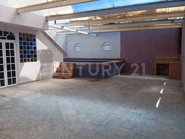 Casa residencial con alberca y vista panorámica en Lomas de Cristo, Texcoco.