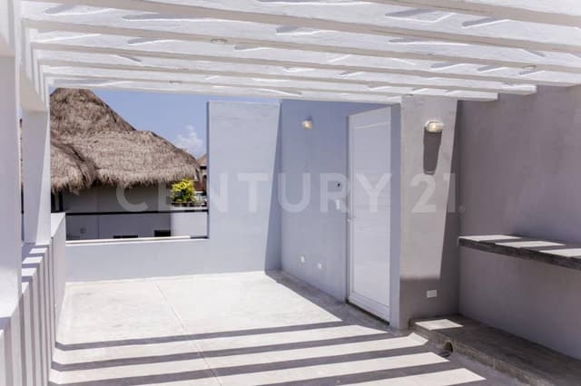 Propiedad de 3 departamentos y alberca en el Centro Playa Del Carmen P3112