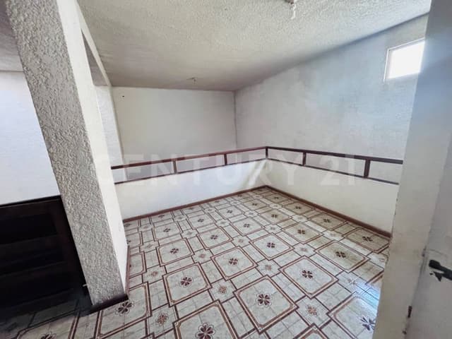 CASA CON LOCAL COMERCIAL