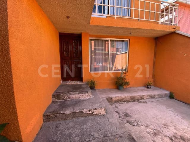Casa de 2 Niveles en Venta con Jardín Frontal y Balcón en Izcalli Ecatepec