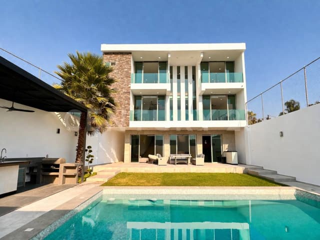 CASA EN VENTA CON ALBERCA EN BURGOS CUERNAVACA