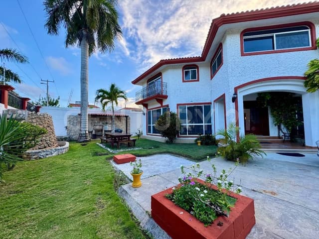 Casa Colonial en Venta con alberca y amplio jardín - Colonia Doctores Cancún