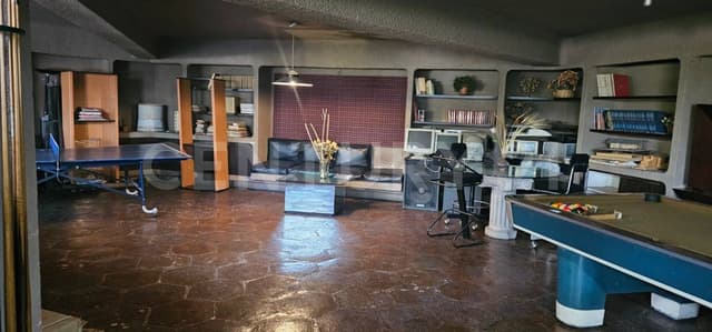 Sobre Paseo de la Reforma, a 950 metros del cruce con Constituyentes