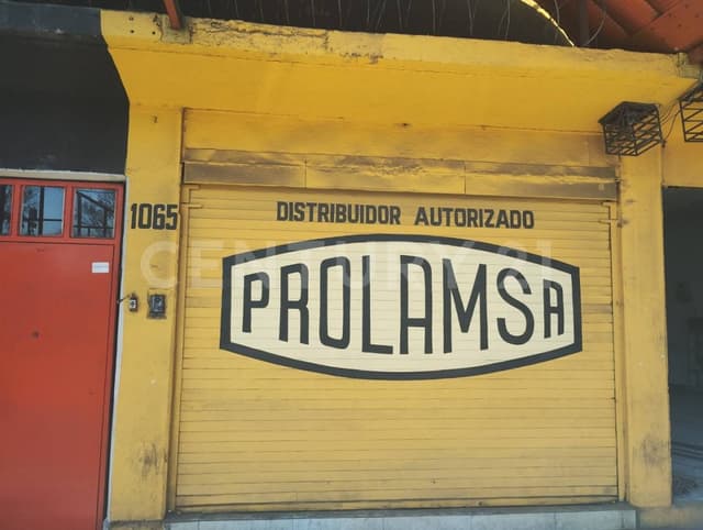 Local Comercial en Renta. Sobre Calz. Zaragoza, Zona de bancos y supermercados