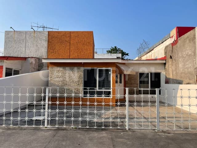 Casa en Renta en Av. Insurgentes 694 Camino Real Colima, Colima.