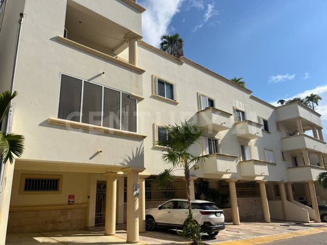 Venta 2 departamentos en UNO Playa inn cerca 5ta avenida Playa del Carmen P4531