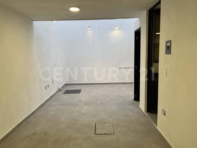 Local Comercial en Renta en esquina, Col. Prados Agua Azul, Puebla.