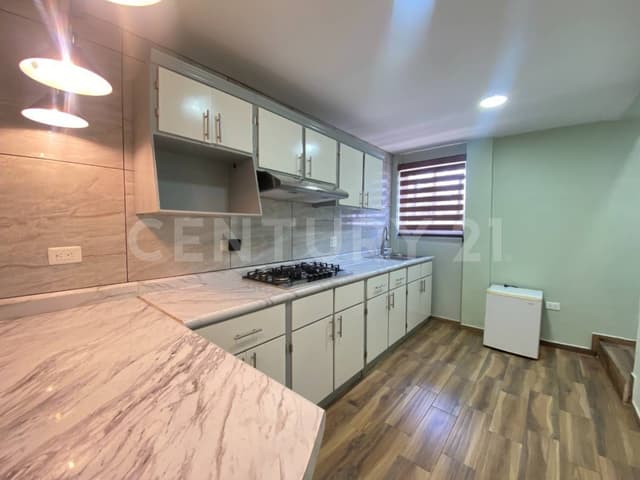 Departamento de 2 niveles en Renta