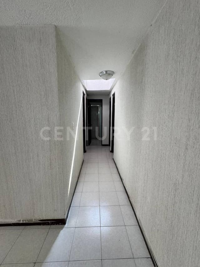 SE VENDE LINDA CASA CON JARDIN