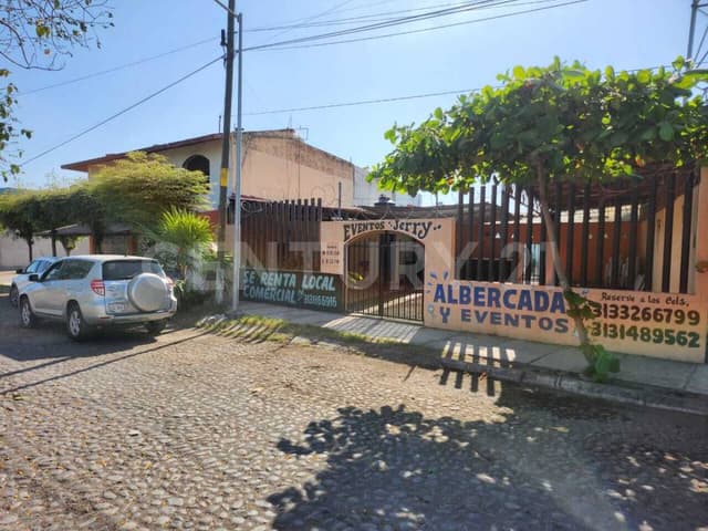 Terraza en renta local con alberca en Tecoman, Colima