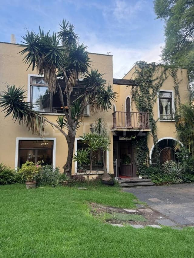 DOS RESIDENCIAS FRENTE A LA EMBLEMÁTICA PLAZA DE LA CONCHITA-COYOACÁN CENTRO