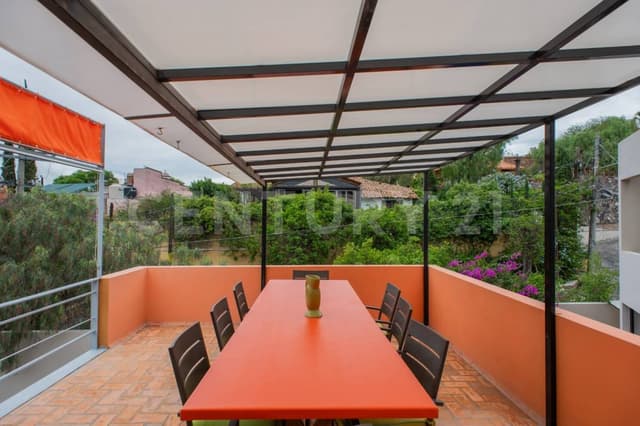 Imagine despertar en esta impresionante casa de cristal en Atascadero.