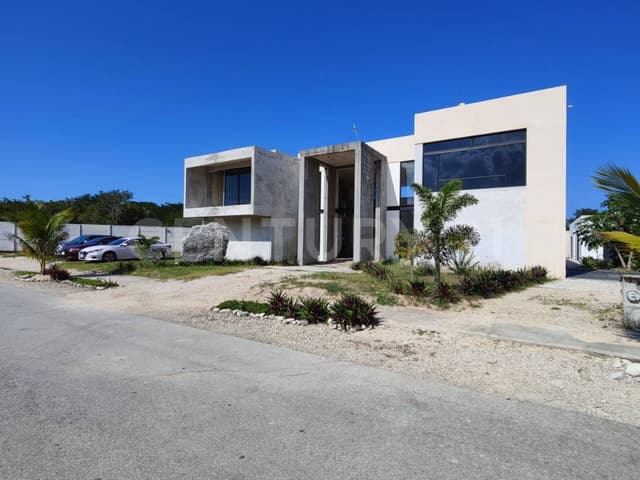 Casa con terreno de 1,350 m2 en obra gris en fracc campestre a 18 mins de Mérida
