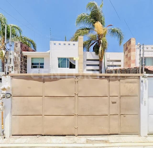 Casa en Venta a pie de calle, estudio en planta baja Zona UDLAP
