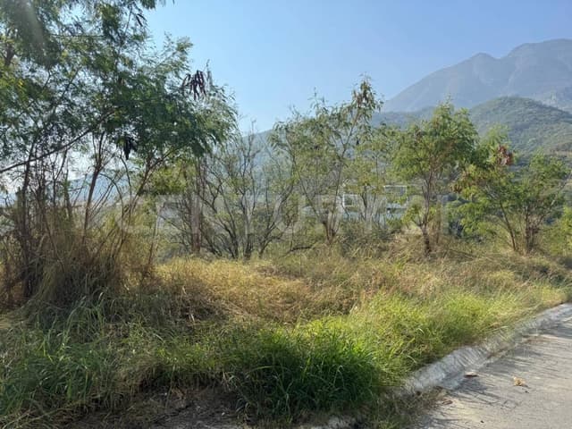 Terreno en Jardines de Valle Alto