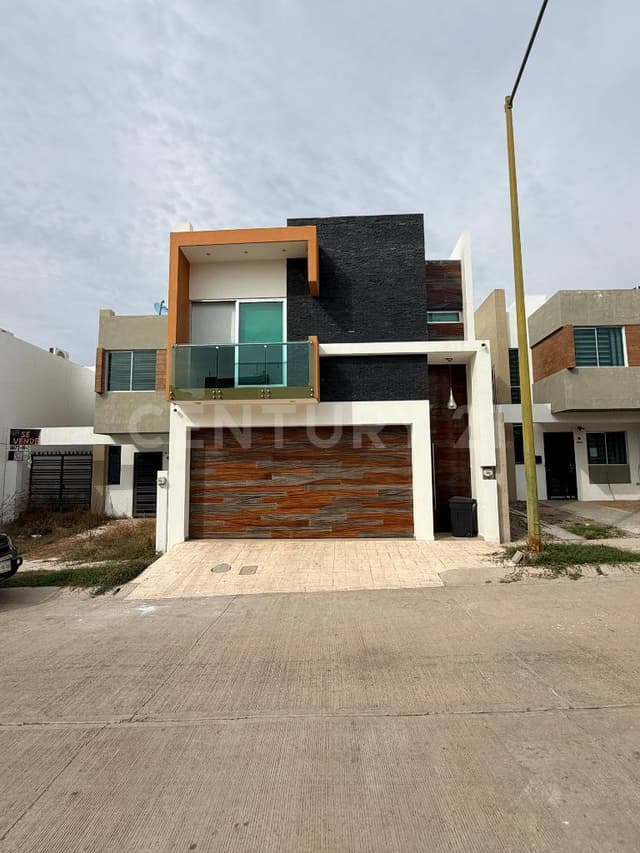 CASA EN VENTA PRIVADA SECTOR ORIENTE.