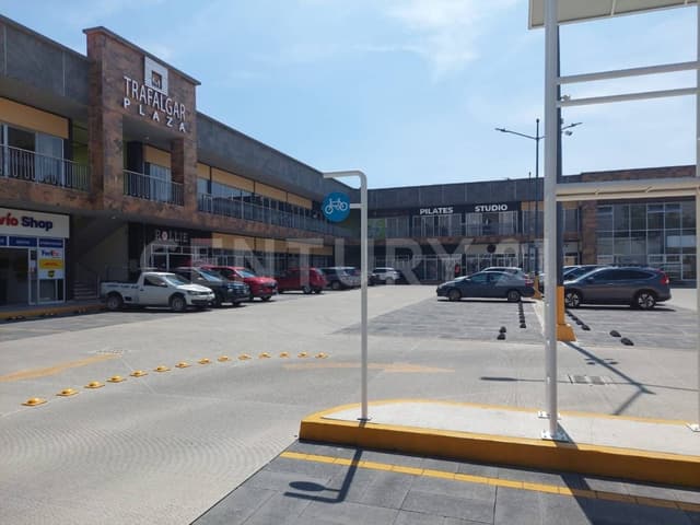En renta locales en plaza comercial de Metepec