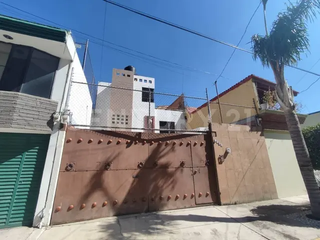 Venta de Casa en Puebla, 4 Habitaciones en Plazas Amalucan con Jardín interior.