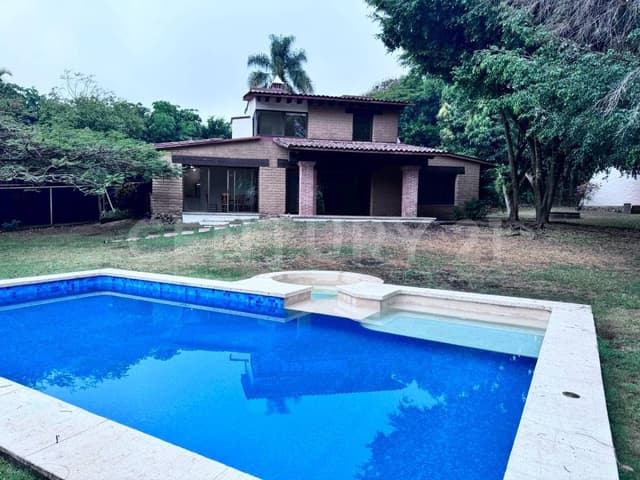 Casa en Venta con Alberca y Jardín, Fracc. Limoneros, Morelos