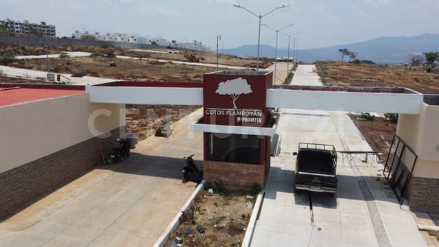 Terreno habitacional en Fraccionamiento privado Flamboyanes