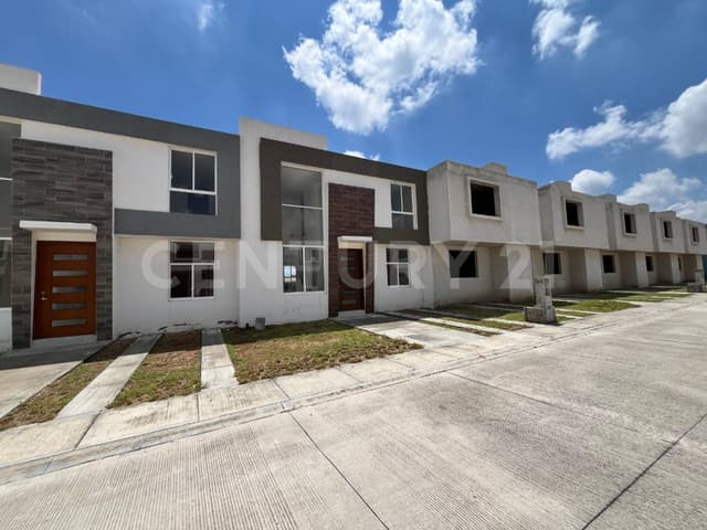 Casa con sala de doble altura en venta en fraccionamiento con en SJR, Qro