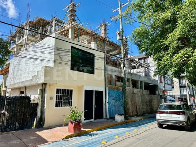 Terreno con construcción a pasos de Paseos del Carmen y Ferry a Cozumel