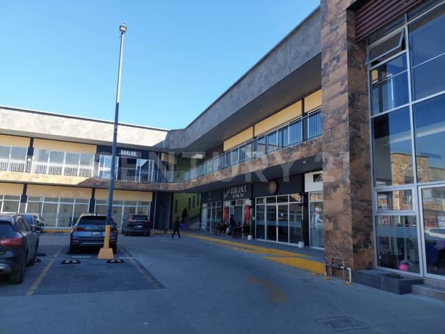 En renta locales en plaza comercial de Metepec