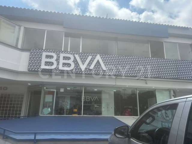 Oficina en renta sobre Av. San Diego con 3 privados y 2 estacionamientos