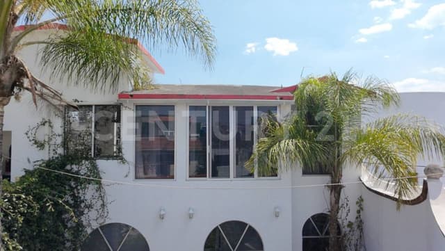 CASA EN VENTA CON AMPLIOS ESPACIOS, JARDÍN Y EXCELENTE EQUIPAMIENTO