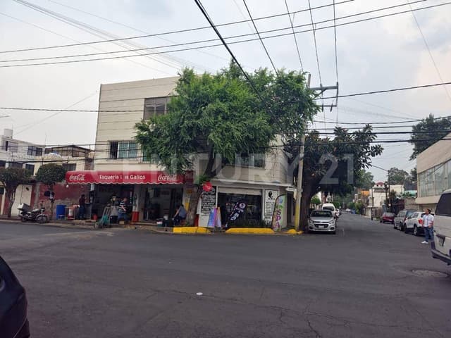 Casa con locales comerciales en venta en Prado Churubusco, Coyoacán.