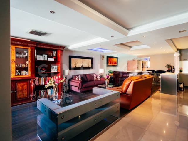 VENTA DE CASA EN CONDOMINIO, REMODELADA, ACABADOS DE LUJO EN AV CENTENARIO