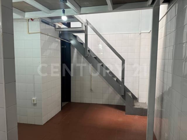 Se renta local comercial muy amplio, en calle principal con alta afluencia.