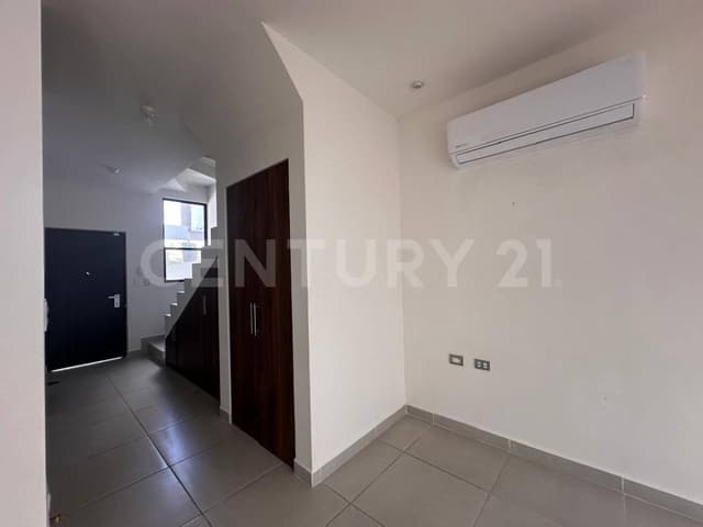 CASA EN VENTA DE 3 NIVELES EN PORTO CUMBRES