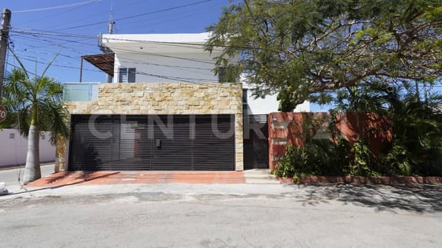 Casa en Venta con Alberca, Jacuzzi y Paneles Solares en Leandro Valle, Mérida