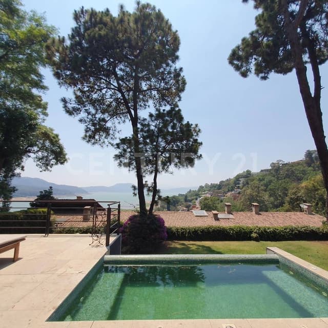 CASA EN VENTA CON VISTA EN COPORITO, VALLE DE BRAVO