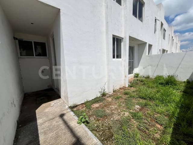 Casa con sala de doble altura en venta en fraccionamiento con en SJR, Qro