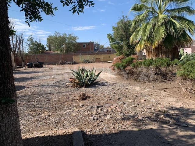 Venta de propiedad con 2 locales comerciales.